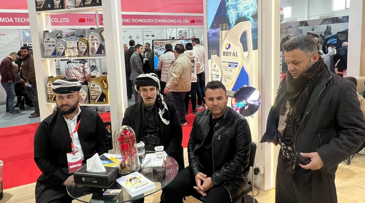 لە پێشانگاکەدا لە خزمەت میوانانی کۆمپانیادان.